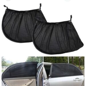 Rideaux de voiture pour protection contre le soleil et la poussière installés sur une fenêtre de véhicule