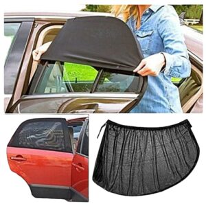 Accessoires de voiture: rideaux anti-UV et anti-poussière ajustés sur une fenêtre de véhicule.