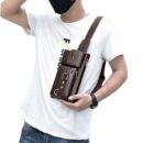 Homme portant un sac bandoulière en cuir marron